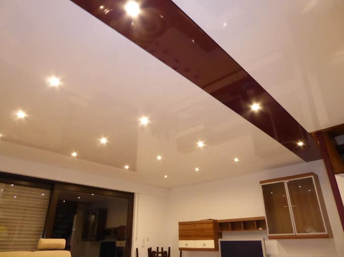 Lackspanndecke mit Farbenkombination (rote Streifen auf der weiße Decke)